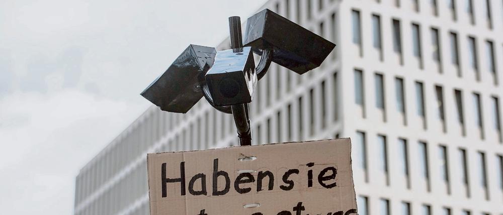 Protest gegen massenhafte Überwachung vor dem Neubau des Bundesnachrichtendienstes (BND). 