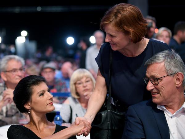 Linken-Politiker Sahra Wagenknecht, Katja Kipping und Bernd Riexinger (von links) im Juni 2018 auf dem Bundesparteitag in Leipzig. 