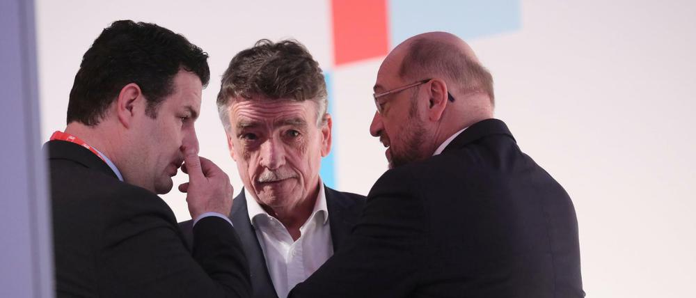 Der NRW-Landesvorsitzende Michael Groschek mit Hubertus Heil und dem Parteivorsitzenden Martin Schulz. 