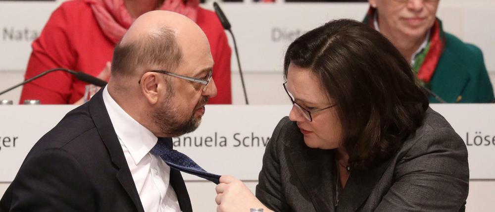 Martin Schulz bekommt von Andrea Nahles die Krawatte gerichtet.