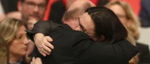Die Fraktionsvorsitzende Andrea Nahles umarmt den Parteivorsitzenden Martin Schulz nach seiner Wiederwahl.