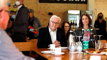 Mit Bundespräsident Steinmeier besuchte Spiegel Flutopfer im Ahrtal.