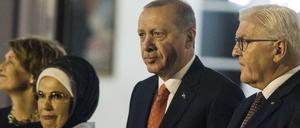 Bundespräsident Frank-Walter Steinmeier bei der Begrüßung des türkischen Staatspräsidenten Recep Tayyip Erdogan.