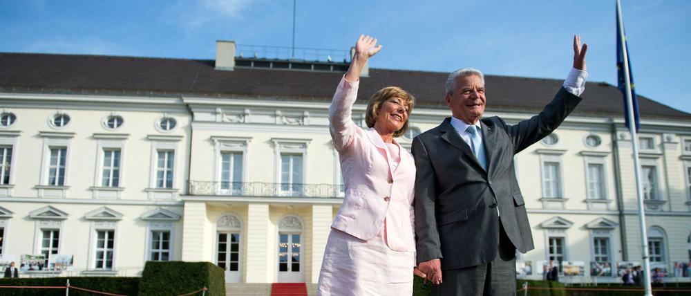 Bundespräsident Joachim Gauck und seine Lebensgefährtin Daniela Schadt vor dem Schloss Bellevue.