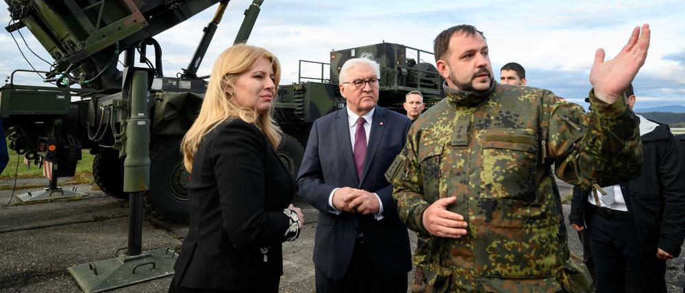 Steinmeier und Caputova besuchen den Standort des Patriot-Flugabwehrraketensystems der NATO in Sliac.