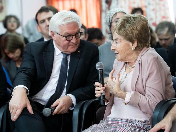 Bundespräsident Frank-Walter Steinmeier hört Giselle Cycowicz, Psychologin und Holocaust-Überlebende, im Amcha-Zentrum Jerusalem zu.