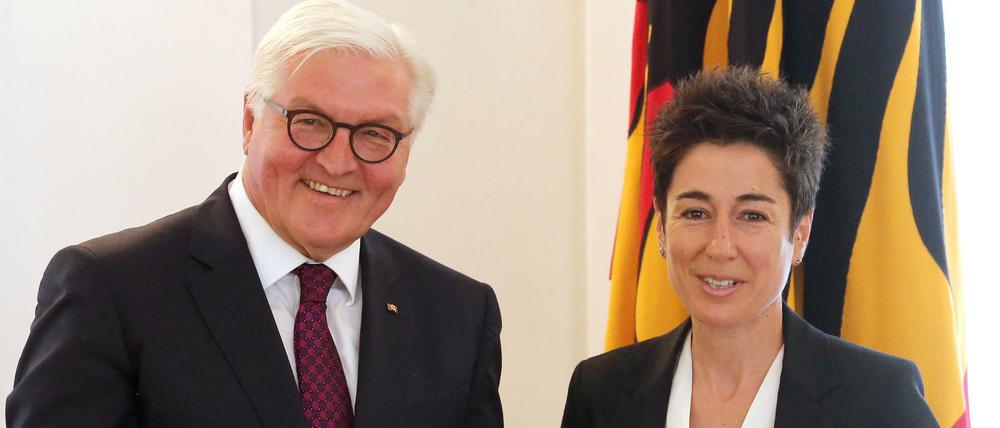 Bundespräsident Frank-Walter Steinmeier verleiht im Schloss Bellevue der TV-Moderatorin Dunja Hayali das Bundesverdienstkreuz. 
