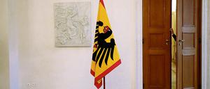 Die Standarte des Bundespräsidenten steht im Schloss Bellevue in Berlin vor dessen Amtszimmer.