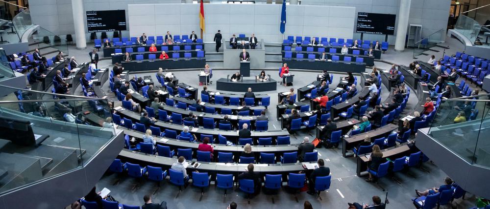 Wie viele sollen es sein? Der Bundestag, in Corona-Zeiten dünner besetzt.