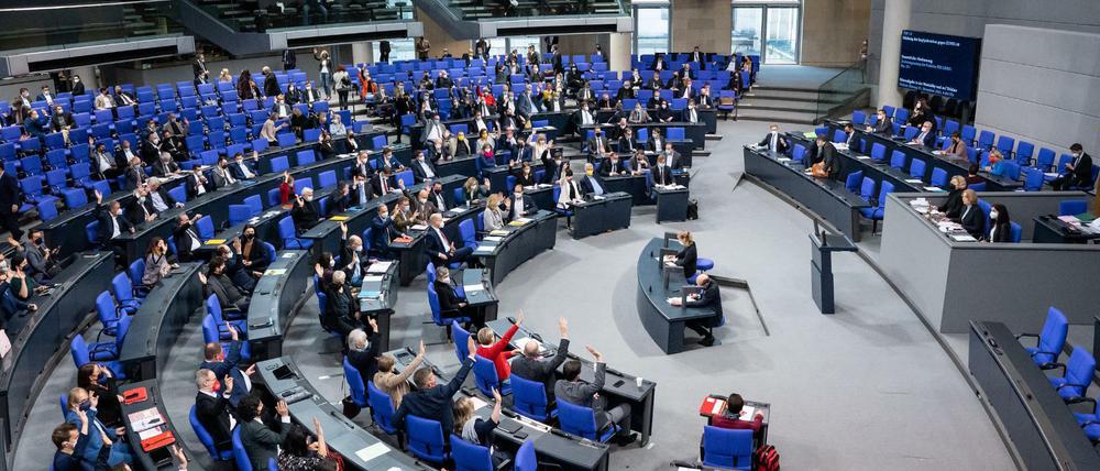 Die Bundestagsabgeordneten stimmen bei der Plenarsitzung im Deutschen Bundestag über einen Antrag ab.