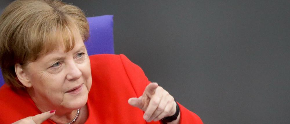 Angela Merkel antwortet auf Fragen der Abgeordneten.