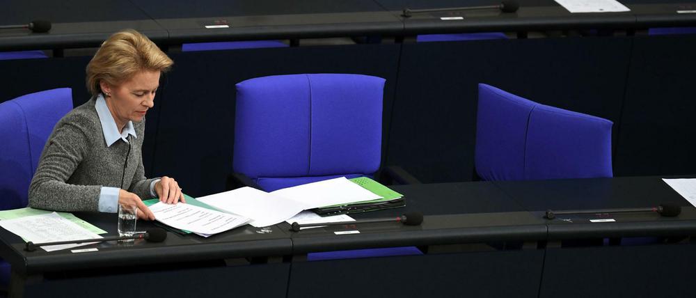 Ursula von der Leyen (CDU), Bundesverteidigungsministerin, liest während der Generalaussprache im Bundestag in ihren Unterlagen.