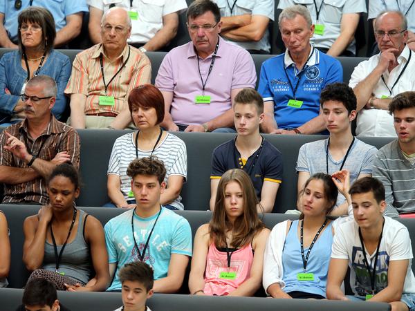 Menschen unter 18 verfolgen das politische Geschehen - hier im Bundestag - dürfen die Abgeordneten aber nicht wählen.