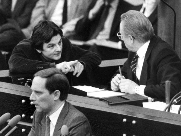 Rededuell im Bundestag 1983: Nach Joschka Fischers scharfer Kritik an CSU-Chef Strauß, trat Wolfgang Schäuble zur Erwiderung ans Rednerpult.