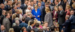 Minderheit unter Beobachtung: Bundeskanzlerin Angela Merkel stimmt am 30.06.2017 im Bundestag mit ihrer roten "NEIN"-Stimmkarte gegen die Ehe für alle.