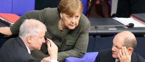 Bundeskanzlerin Merkel (CDU) mit Bundesinnenminister Seehofer und Finanzminister Scholz im Bundestag