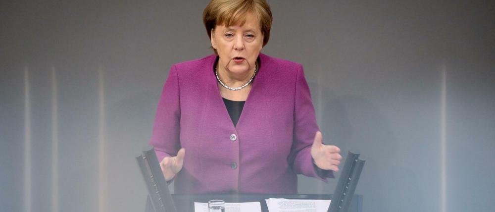 Bundeskanzlerin Angela Merkel (CDU) gibt eine Regierungserklärung zum informellen Europäischen Rat im Bundestag. 