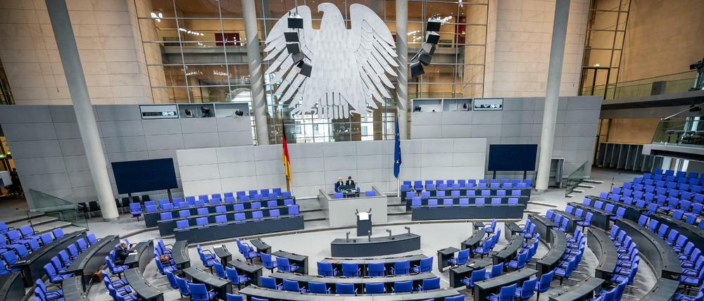 Ganz leer bleiben die Sitzreihen des Bundestages auch in Coronazeiten nicht. 