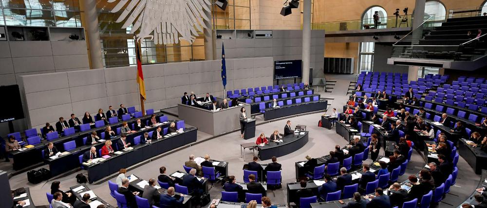 Abgeordnete sitzen bei der 83. Sitzung im Bundestag.
