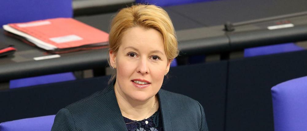 Franziska Giffey (SPD), Bundesfamilienministerin, verfolgt im Deutschen Bundestag nach ihrer Rede die Debatte um Familien, Senioren, Frauen und Jugend. 
