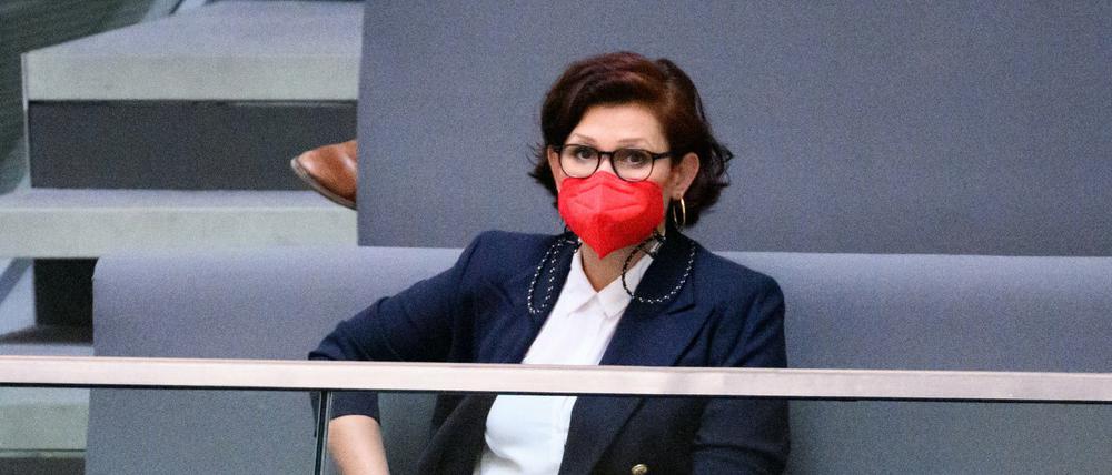 Die Publizistin Ferda Ataman sitzt vor der Wahl der Unabhängigen Bundesbeauftragten für Antidiskriminierung in der Plenarsitzung im Deutschen Bundestag auf der Besucher-Tribüne.