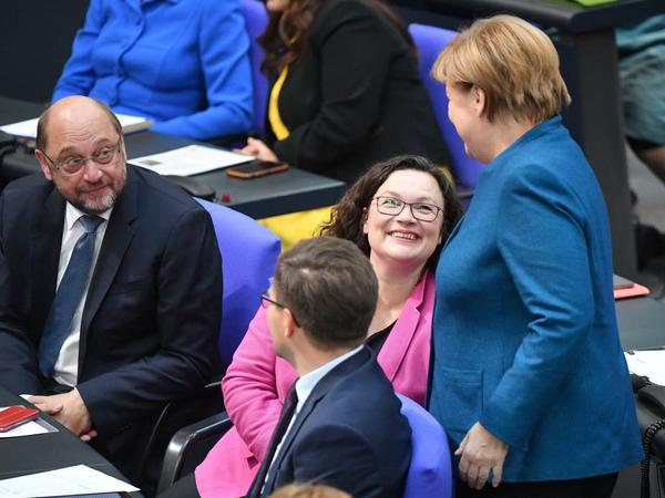 Bundeskanzlerin Angela Merkel (r) mit Andrea Nahles und Martin Schulz