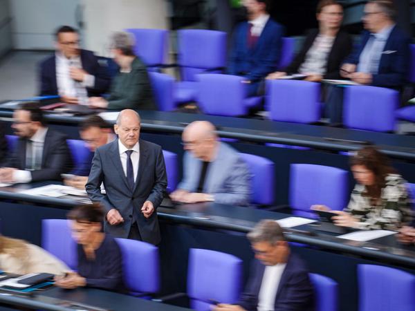 Schwierige Zeiten: Bundeskanzler Olaf Scholz (SPD) geht im Bundestag nach seiner Regierungserklärung zur Regierungsbank.