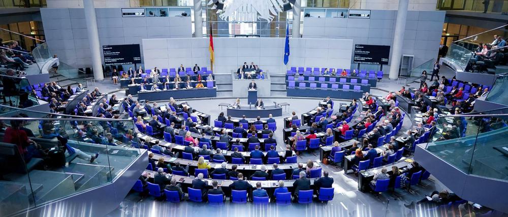 Die Abgeordneten nehmen an der 140. Sitzung des Bundestages teil. Wichtigstes Thema der Sitzung ist die Abstimmung über neue Organspende-Regeln.