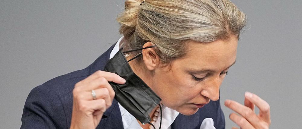 Alice Weidel, Vorsitzende der AfD-Bundestagsfraktion, zieht ihre Maske ab während der Sitzung im Bundestag.