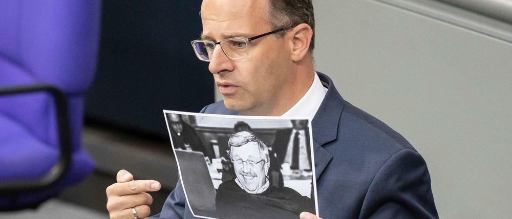 Der Bundestagsabgeordnete Michael Brand (CDU) mit einem Bild des ermordeten Lübcke.