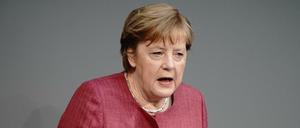Bundeskanzlerin Angela Merkel (CDU) spricht im Bundestag zu den Abgeordneten.