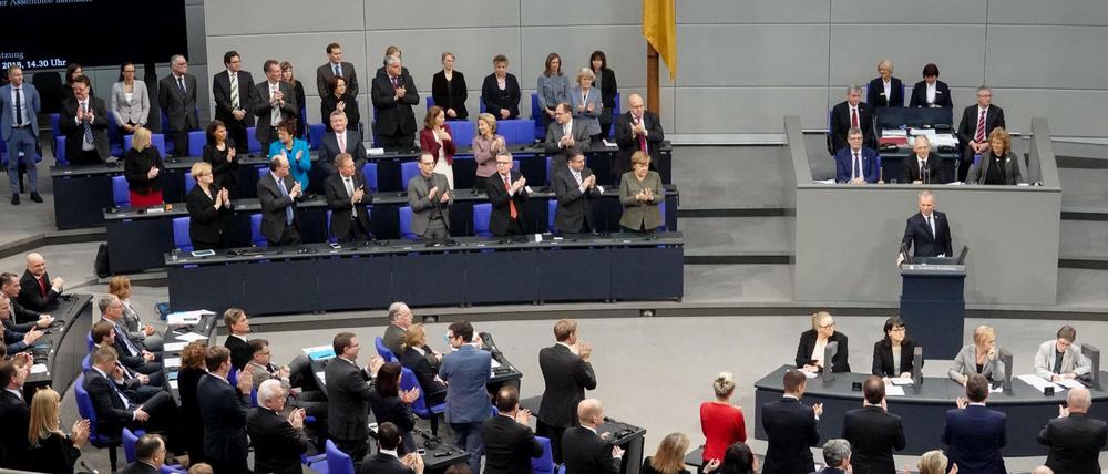 Alle Bundestagsabgeordneten, abgesehen von der AfD-Fraktion (l), erheben sich bei der Plenarsitzung des Deutschen Bundestages nach der Rede des Präsidenten der französischen Nationalversammlung, Francois de Rugy. 