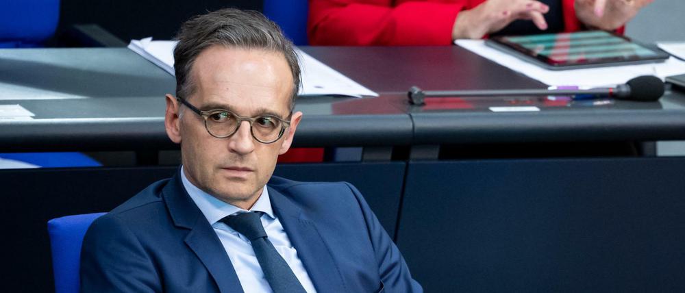 Heiko Maas (SPD), Außenminister, verfolgt in der Plenarsitzung im Deutschen Bundestag die Debatte über die Verlängerung des Bundeswehreinsatzes. 