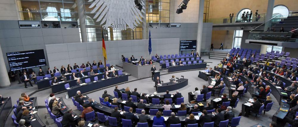 Blick in den Plenarsaal des Bundestages in Berlin. 