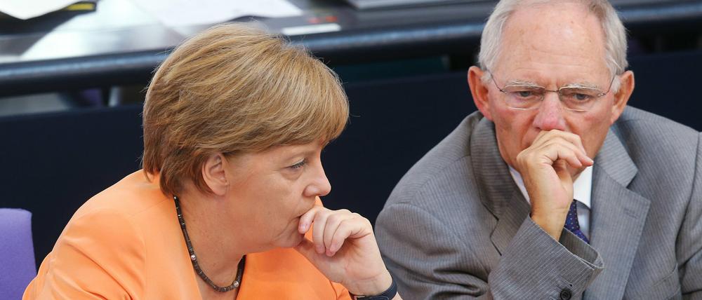 Bundeskanzlerin Angela Merkel (CDU) mit Bundesfinanzminister Wolfgang Schäuble (CDU) im Bundestag auf der Regierungsbank.