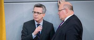 Bundesinnenminister Thomas de Maiziere (links) und Kanzleramtsminister Peter Altmaier (beide CDU) unterhalten sich im Bundestag.