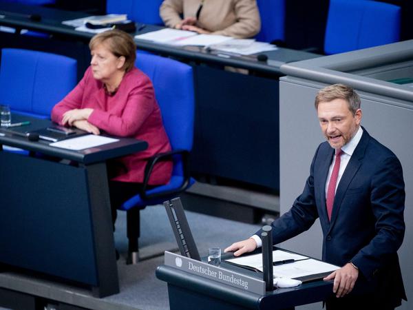 Christian Lindner, Fraktionsvorsitzender und Parteivorsitzender der FDP, spricht vor Bundeskanzlerin Angela Merkel (CDU). 