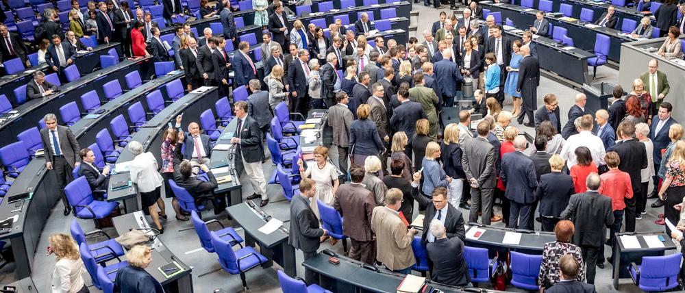Die Bundestagsabgeordneten der Regierungsparteien hat die staatliche Parteienfinanzierung erhöht - nun klagen Grüne, Linke und FDP dagegen. 