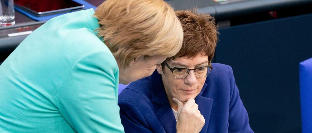 Bundeskanzlerin Angela Merkel (l) und Annegret Kramp-Karrenbauer (beide CDU), Bundesministerin der Verteidigung und CDU-Bundesvorsitzende. 