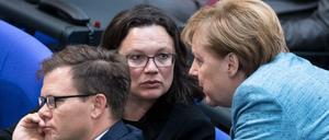 Kanzlerin Merkel (CDU) und SPD-Chefin Nahles (daneben Carsten Schneider von der SPD)