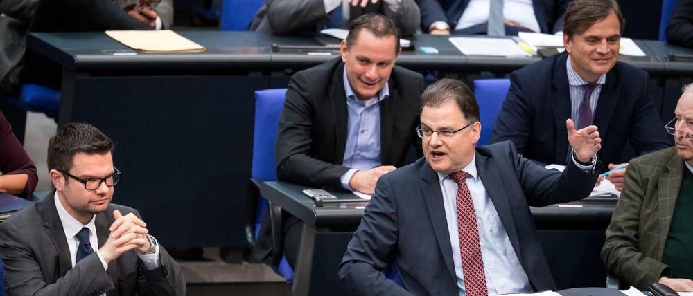 Marco Buschmann (FDP), Jürgen Braun (AfD) und Alexander Gauland (AfD) streiten sich lautstark während der Plenarsitzung.