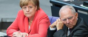 Bundeskanzlerin Angela Merkel (l, CDU) und Bundesfinanzminister Wolfgang Schäuble (CDU) unterhalten sich am 17.07.2015 während der Sondersitzung des Deutschen Bundestags zu Griechenland-Hilfspaketen in Berlin. 
