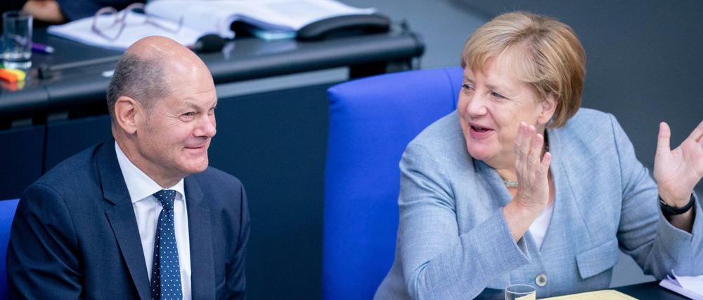 Vorerst guter Dinge: Bundeskanzlerin Angela Merkel und Finanzminister Olaf Scholz (SPD) am Dienstag in der Etatdebatte.