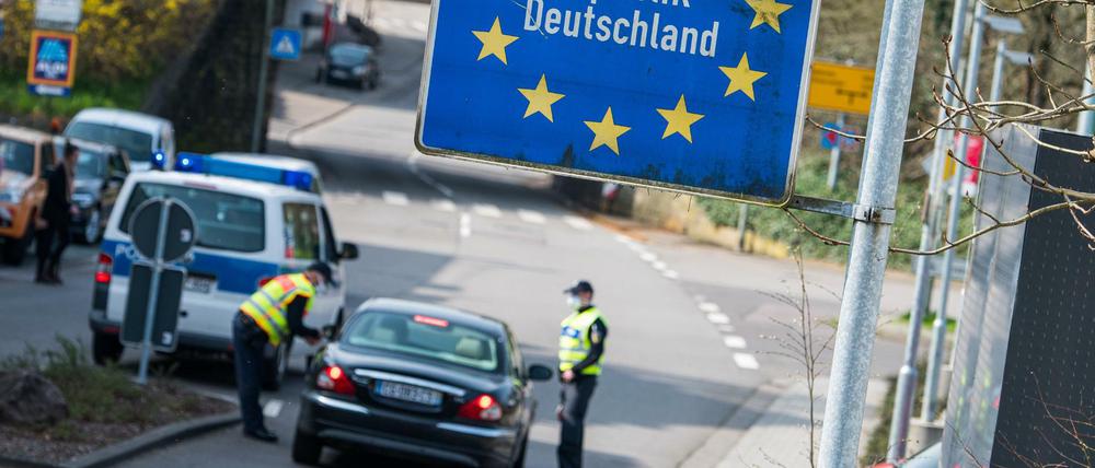 Beamte der Bundespolizei kontrollieren ein französisches Fahrzeug, dass ins Saarland fahren will.