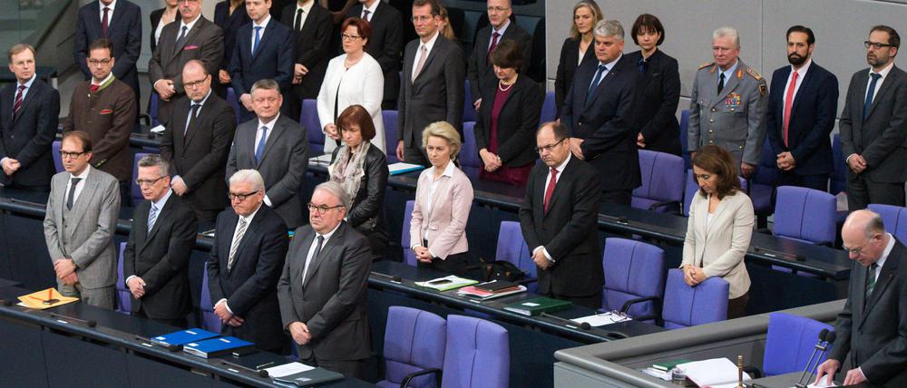 Die Abgeordneten hörten der Rede von Bundestagspräsident Norbert Lammert (rechts, CDU) stehend zu.