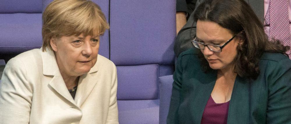 Kanzlerin Angela Merkel (CDU) mit Arbeitsministerin Andrea Nahles (SPD) im Bundestag.