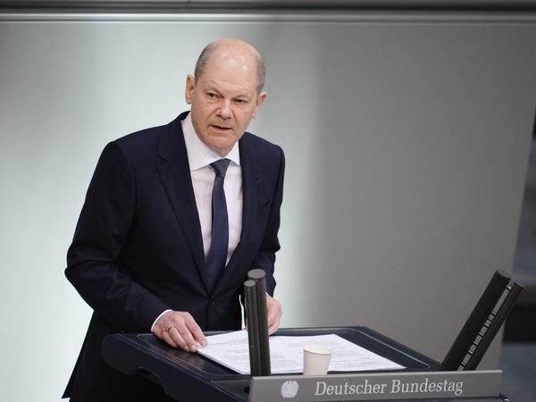 Kanzler Olaf Scholz (SPD) spricht in der Generaldebatte im Bundestag.