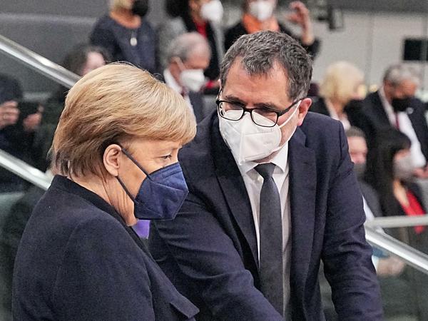 Merkel redet mit dem neuen Kanzleramtschef Wolfgang Schmidt am Rande der Kanzlerwahl.