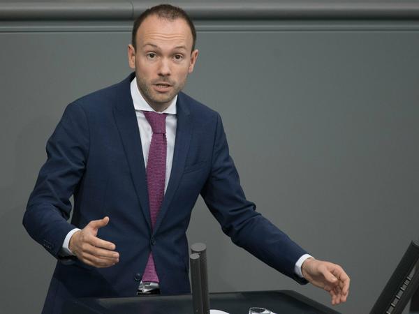 Gab dem Druck nach und kündigte am Montag an, sein Mandat sofort niederzulegen: Nikolas Löbel, bislang Abgeordneter der CDU aus Mannheim.