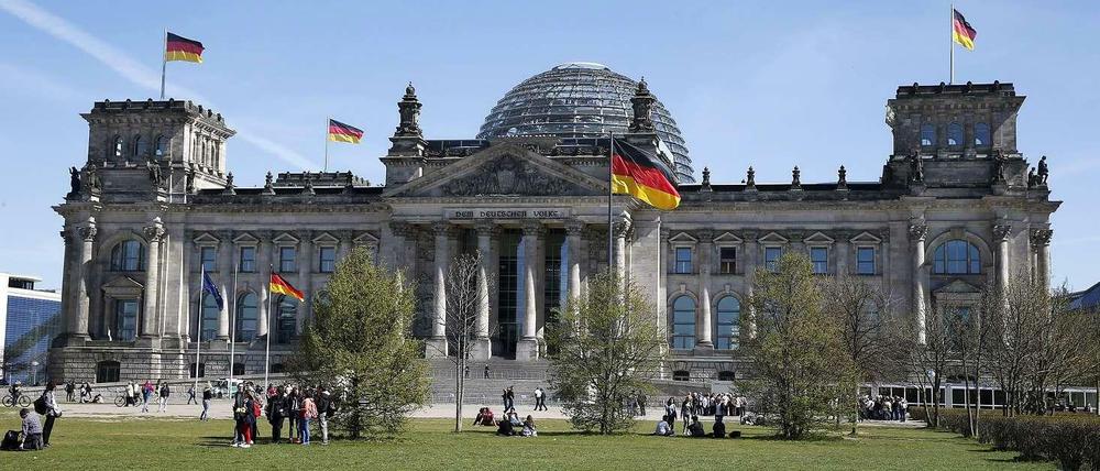 Der Deutsche Bundestag. Rund 100 Wissenschaftler arbeiten für die Abgeordneten.